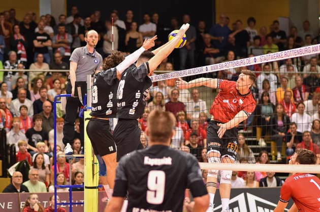 Niklas Lichtenauer (TV Rottenburg, 08) schietert am Block von Jose Carlos Vieira da Vinha (FC Schuettorf, 19) und Milan Pajkic (FC Schuettorf, 18) TV Rottenburg vs. FC Schuettorf 09, Volleyball, 2. Bundesliga, Playoff Halbfinale, Spiel 9, Saison 2025 2026, 11.04.2026, TV Rottenburg vs. FC Schuettorf 09, Volleyball, 2. Bundesliga, Playoff Halbfinale, Spiel 9, Saison 2025 2026, 11.04.2026 Rottenburg *** Niklas Lichtenauer TV Rottenburg, 08 shoots at the block of Jose Carlos Vieira da Vinha FC Schuettorf, 19 and Milan Pajkic FC Schuettorf, 18 TV Rottenburg vs FC Schuettorf 09, Volleyball, 2 Bundesliga, Playoff semi-final, match 9, 2025 2026 season, 11 04 2026, TV Rottenburg vs FC Schuettorf 09, Volleyball, 2 Bundesliga, Playoff semi-final, match 9, 2025 2026 season, 11 04 2026 Rottenburg Copyright: xEibner-Pressefoto RalphxKunzex EP_RKE