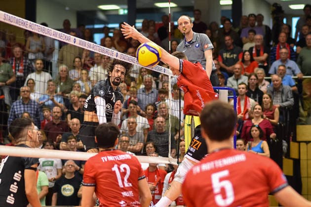 Jose Carlos Vieira da Vinha (FC Schuettorf, 19) schlaegt am Block von Niklas Lichtenauer (TV Rottenburg, 08) vorbei TV Rottenburg vs. FC Schuettorf 09, Volleyball, 2. Bundesliga, Playoff Halbfinale, Spiel 9, Saison 2025 2026, 11.04.2026, TV Rottenburg vs. FC Schuettorf 09, Volleyball, 2. Bundesliga, Playoff Halbfinale, Spiel 9, Saison 2025 2026, 11.04.2026 Rottenburg *** Jose Carlos Vieira da Vinha FC Schuettorf, 19 hits on the block of Niklas Lichtenauer TV Rottenburg, 08 over TV Rottenburg vs FC Schuettorf 09, Volleyball, 2 Bundesliga, Playoff Semifinal, Game 9, Season 2025 2026, 11 04 2026, TV Rottenburg vs FC Schuettorf 09, Volleyball, 2 Bundesliga, Playoff Semifinal, Game 9, Season 2025 2026, 11 04 2026 Rottenburg Copyright: xEibner-Pressefoto RalphxKunzex EP_RKE