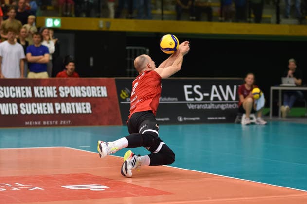 Moritz Rauber (TV Rottenburg, 02) rettet an der Seitenlinie TV Rottenburg vs. FC Schuettorf 09, Volleyball, 2. Bundesliga, Playoff Halbfinale, Spiel 9, Saison 2025 2026, 11.04.2026, TV Rottenburg vs. FC Schuettorf 09, Volleyball, 2. Bundesliga, Playoff Halbfinale, Spiel 9, Saison 2025 2026, 11.04.2026 Rottenburg *** Moritz Rauber TV Rottenburg, 02 saves on the touchline TV Rottenburg vs FC Schuettorf 09, Volleyball, 2 Bundesliga, Playoff semi-final, match 9, 2025 2026 season, 11 04 2026, TV Rottenburg vs FC Schuettorf 09, Volleyball, 2 Bundesliga, Playoff semi-final, match 9, 2025 2026 season, 11 04 2026 Rottenburg Copyright: xEibner-Pressefoto RalphxKunzex EP_RKE
