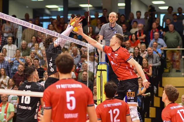 Balldruecken zwischen Niklas Lichtenauer (TV Rottenburg, 08) und Jose Carlos Vieira da Vinha (FC Schuettorf, 19) TV Rottenburg vs. FC Schuettorf 09, Volleyball, 2. Bundesliga, Playoff Halbfinale, Spiel 9, Saison 2025 2026, 11.04.2026, TV Rottenburg vs. FC Schuettorf 09, Volleyball, 2. Bundesliga, Playoff Halbfinale, Spiel 9, Saison 2025 2026, 11.04.2026 Rottenburg *** Ball pressure between Niklas Lichtenauer TV Rottenburg, 08 and Jose Carlos Vieira da Vinha FC Schuettorf, 19 TV Rottenburg vs FC Schuettorf 09, Volleyball, 2 Bundesliga, Playoff semi-final, match 9, 2025 2026 season, 11 04 2026, TV Rottenburg vs FC Schuettorf 09, Volleyball, 2 Bundesliga, Playoff semi-final, match 9, 2025 2026 season, 11 04 2026 Rottenburg Copyright: xEibner-Pressefoto RalphxKunzex EP_RKE