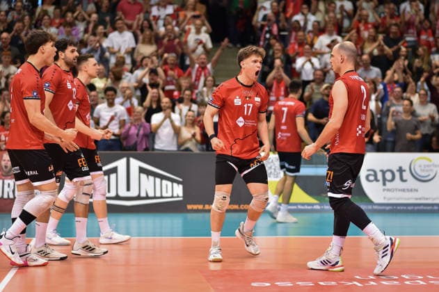 Freude, Jubel, in der Mitte Aurel Sprenger (TV Rottenburg, 17), rechts Moritz Rauber (TV Rottenburg, 02), hinten an der Bande Milan Kvrzic (TV Rottenburg, 07), links David Dornauf (TV Rottenburg, 05), Yannick Menke (TV Rottenburg, 12), Niklas Lichtenauer (TV Rottenburg, 08) TV Rottenburg vs. FC Schuettorf 09, Volleyball, 2. Bundesliga, Playoff Halbfinale, Spiel 9, Saison 2025 2026, 11.04.2026, TV Rottenburg vs. FC Schuettorf 09, Volleyball, 2. Bundesliga, Playoff Halbfinale, Spiel 9, Saison 2025 2026, 11.04.2026 Rottenburg *** Joy, jubilation, in the middle Aurel Sprenger TV Rottenburg, 17 , on the right Moritz Rauber TV Rottenburg, 02 , behind on the sidelines Milan Kvrzic TV Rottenburg, 07 , on the left David Dornauf TV Rottenburg, 05 , Yannick Menke TV Rottenburg, 12 , Niklas Lichtenauer TV Rottenburg, 08 TV Rottenburg vs FC Schuettorf 09, Volleyball, 2 Bundesliga, Playoff semi-final, match 9, 2025 2026 season, 11 04 2026, TV Rottenburg vs FC Schuettorf 09, Volleyball, 2 Bundesliga, Playoff semi-final, match 9, 2025 2026 season, 11 04 2026 Rottenburg Copyright: xEibner-Pressefoto RalphxKunzex EP_RKE