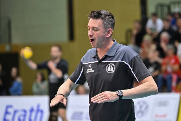 Freude bei Daniel Gorski (FC Schuettorf, Trainer) TV Rottenburg vs. FC Schuettorf 09, Volleyball, 2. Bundesliga, Playoff Halbfinale, Spiel 9, Saison 2025 2026, 11.04.2026, TV Rottenburg vs. FC Schuettorf 09, Volleyball, 2. Bundesliga, Playoff Halbfinale, Spiel 9, Saison 2025 2026, 11.04.2026 Rottenburg *** Daniel Gorski FC Schuettorf, Coach TV Rottenburg vs FC Schuettorf 09, Volleyball, 2 Bundesliga, Playoff semi-final, match 9, 2025 2026 season, 11 04 2026, TV Rottenburg vs FC Schuettorf 09, Volleyball, 2 Bundesliga, Playoff semi-final, match 9, 2025 2026 season, 11 04 2026 Rottenburg Copyright: xEibner-Pressefoto RalphxKunzex EP_RKE
