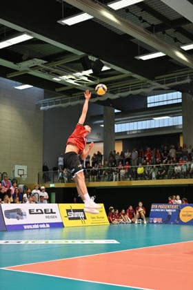 Aufschlag, Milan Kvrzic (TV Rottenburg, 07) TV Rottenburg vs. FC Schuettorf 09, Volleyball, 2. Bundesliga, Playoff Halbfinale, Spiel 9, Saison 2025 2026, 11.04.2026, TV Rottenburg vs. FC Schuettorf 09, Volleyball, 2. Bundesliga, Playoff Halbfinale, Spiel 9, Saison 2025 2026, 11.04.2026 Rottenburg *** Serve, Milan Kvrzic TV Rottenburg, 07 TV Rottenburg vs FC Schuettorf 09, Volleyball, 2 Bundesliga, Playoff semi-final, match 9, 2025 2026 season, 11 04 2026, TV Rottenburg vs FC Schuettorf 09, Volleyball, 2 Bundesliga, Playoff semi-final, match 9, 2025 2026 season, 11 04 2026 Rottenburg Copyright: xEibner-Pressefoto RalphxKunzex EP_RKE