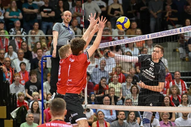 im Angriff: Felix Orthmann (FC Schuettorf, 12), im Block: Timon Schippmann (TV Rottenburg, 14), Dominik Marjanovic (TV Rottenburg, 01) TV Rottenburg vs. FC Schuettorf 09, Volleyball, 2. Bundesliga, Playoff Halbfinale, Spiel 9, Saison 2025 2026, 11.04.2026, TV Rottenburg vs. FC Schuettorf 09, Volleyball, 2. Bundesliga, Playoff Halbfinale, Spiel 9, Saison 2025 2026, 11.04.2026 Rottenburg *** in attack Felix Orthmann FC Schuettorf, 12 , in block Timon Schippmann TV Rottenburg, 14 , Dominik Marjanovic TV Rottenburg, 01 TV Rottenburg vs FC Schuettorf 09, Volleyball, 2 Bundesliga, Playoff semi-final, match 9, 2025 2026 season, 11 04 2026, TV Rottenburg vs FC Schuettorf 09, Volleyball, 2 Bundesliga, Playoff semi-final, match 9, 2025 2026 season, 11 04 2026 Rottenburg Copyright: xEibner-Pressefoto RalphxKunzex EP_RKE