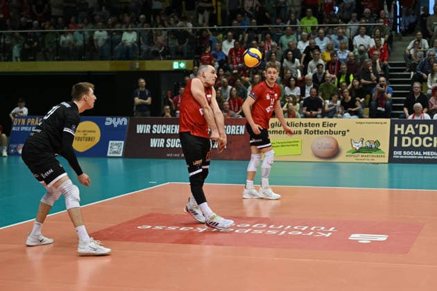 Moritz Rauber (TV Rottenburg, 02), links Robin Leber (TV Rottenburg, 11), hinten Timon Schippmann (TV Rottenburg, 14) TV Rottenburg vs. FC Schuettorf 09, Volleyball, 2. Bundesliga, Playoff Halbfinale, Spiel 9, Saison 2025 2026, 11.04.2026, TV Rottenburg vs. FC Schuettorf 09, Volleyball, 2. Bundesliga, Playoff Halbfinale, Spiel 9, Saison 2025 2026, 11.04.2026 Rottenburg *** Moritz Rauber TV Rottenburg, 02 , left Robin Leber TV Rottenburg, 11 , back Timon Schippmann TV Rottenburg, 14 TV Rottenburg vs FC Schuettorf 09, Volleyball, 2 Bundesliga, playoff semi-final, match 9, 2025 2026 season, 11 04 2026, TV Rottenburg vs FC Schuettorf 09, Volleyball, 2 Bundesliga, playoff semi-final, match 9, 2025 2026 season, 11 04 2026 Rottenburg Copyright: xEibner-Pressefoto RalphxKunzex EP_RKE