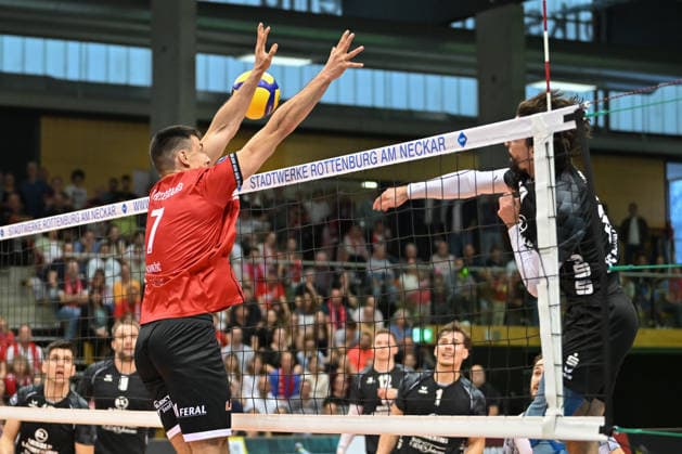 im Angriff: Jose Carlos Vieira da Vinha (FC Schuettorf, 19). im Block: Milan Kvrzic (TV Rottenburg, 07) TV Rottenburg vs. FC Schuettorf 09, Volleyball, 2. Bundesliga, Playoff Halbfinale, Spiel 9, Saison 2025 2026, 11.04.2026, TV Rottenburg vs. FC Schuettorf 09, Volleyball, 2. Bundesliga, Playoff Halbfinale, Spiel 9, Saison 2025 2026, 11.04.2026 Rottenburg *** in attack Jose Carlos Vieira da Vinha FC Schuettorf, 19 in block Milan Kvrzic TV Rottenburg, 07 TV Rottenburg vs FC Schuettorf 09, Volleyball, 2 Bundesliga, Playoff semi-final, match 9, 2025 2026 season, 11 04 2026, TV Rottenburg vs FC Schuettorf 09, Volleyball, 2 Bundesliga, Playoff semi-final, match 9, 2025 2026 season, 11 04 2026 Rottenburg Copyright: xEibner-Pressefoto RalphxKunzex EP_RKE