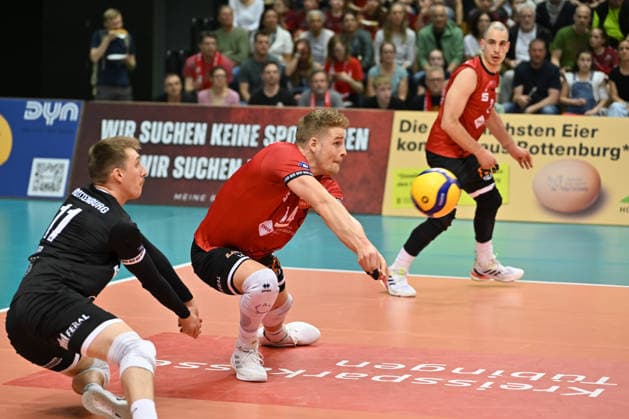 Timon Schippmann (TV Rottenburg, 14), links Robin Leber (TV Rottenburg, 11), hinten Moritz Rauber (TV Rottenburg, 02) TV Rottenburg vs. FC Schuettorf 09, Volleyball, 2. Bundesliga, Playoff Halbfinale, Spiel 9, Saison 2025 2026, 11.04.2026, TV Rottenburg vs. FC Schuettorf 09, Volleyball, 2. Bundesliga, Playoff Halbfinale, Spiel 9, Saison 2025 2026, 11.04.2026 Rottenburg *** Timon Schippmann TV Rottenburg, 14 , left Robin Leber TV Rottenburg, 11 , back Moritz Rauber TV Rottenburg, 02 TV Rottenburg vs FC Schuettorf 09, Volleyball, 2 Bundesliga, playoff semi-final, match 9, 2025 2026 season, 11 04 2026, TV Rottenburg vs FC Schuettorf 09, Volleyball, 2 Bundesliga, playoff semi-final, match 9, 2025 2026 season, 11 04 2026 Rottenburg Copyright: xEibner-Pressefoto RalphxKunzex EP_RKE