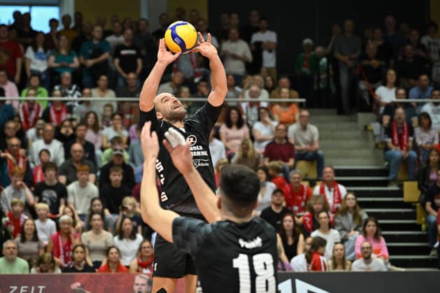 Marcin Kapusniak (FC Schuettorf, 09), vorn Milan Pajkic (FC Schuettorf, 18) TV Rottenburg vs. FC Schuettorf 09, Volleyball, 2. Bundesliga, Playoff Halbfinale, Spiel 9, Saison 2025 2026, 11.04.2026, TV Rottenburg vs. FC Schuettorf 09, Volleyball, 2. Bundesliga, Playoff Halbfinale, Spiel 9, Saison 2025 2026, 11.04.2026 Rottenburg *** Marcin Kapusniak FC Schuettorf, 09 , in front Milan Pajkic FC Schuettorf, 18 TV Rottenburg vs FC Schuettorf 09, Volleyball, 2 Bundesliga, Playoff semi-final, match 9, 2025 2026 season, 11 04 2026, TV Rottenburg vs FC Schuettorf 09, Volleyball, 2 Bundesliga, Playoff semi-final, match 9, 2025 2026 season, 11 04 2026 Rottenburg Copyright: xEibner-Pressefoto RalphxKunzex EP_RKE