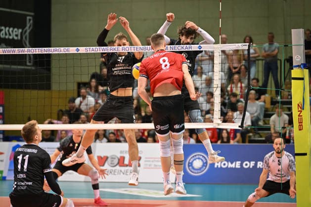 Niklas Lichtenauer (TV Rottenburg, 08) scheitert am Block von Luca Brirup (FC Schuettorf, 21) und Jose Carlos Vieira da Vinha (FC Schuettorf, 19) TV Rottenburg vs. FC Schuettorf 09, Volleyball, 2. Bundesliga, Playoff Halbfinale, Spiel 9, Saison 2025 2026, 11.04.2026, TV Rottenburg vs. FC Schuettorf 09, Volleyball, 2. Bundesliga, Playoff Halbfinale, Spiel 9, Saison 2025 2026, 11.04.2026 Rottenburg *** Niklas Lichtenauer TV Rottenburg, 08 fails to block Luca Brirup FC Schuettorf, 21 and Jose Carlos Vieira da Vinha FC Schuettorf, 19 TV Rottenburg vs FC Schuettorf 09, Volleyball, 2 Bundesliga, Playoff semi-final, match 9, 2025 2026 season, 11 04 2026, TV Rottenburg vs FC Schuettorf 09, Volleyball, 2 Bundesliga, Playoff semi-final, match 9, 2025 2026 season, 11 04 2026 Rottenburg Copyright: xEibner-Pressefoto RalphxKunzex EP_RKE