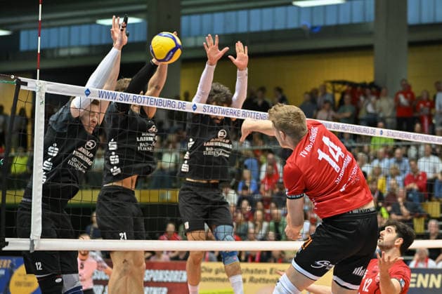Timon Schippmann (TV Rottenburg, 14) bleibt am Dreierblock haengen, im Block: Felix Orthmann (FC Schuettorf, 12), Luca Brirup (FC Schuettorf, 21), Jose Carlos Vieira da Vinha (FC Schuettorf, 19) TV Rottenburg vs. FC Schuettorf 09, Volleyball, 2. Bundesliga, Playoff Halbfinale, Spiel 9, Saison 2025 2026, 11.04.2026, TV Rottenburg vs. FC Schuettorf 09, Volleyball, 2. Bundesliga, Playoff Halbfinale, Spiel 9, Saison 2025 2026, 11.04.2026 Rottenburg *** Timon Schippmann TV Rottenburg, 14 stays on the block of three, in the block Felix Orthmann FC Schuettorf, 12 , Luca Brirup FC Schuettorf, 21 , Jose Carlos Vieira da Vinha FC Schuettorf, 19 TV Rottenburg vs FC Schuettorf 09, Volleyball, 2 Bundesliga, playoff semi-final, match 9, 2025 2026 season, 11 04 2026, TV Rottenburg vs FC Schuettorf 09, Volleyball, 2 Bundesliga, playoff semi-final, match 9, 2025 2026 season, 11 04 2026 Rottenburg Copyright: xEibner-Pressefoto RalphxKunzex EP_RKE