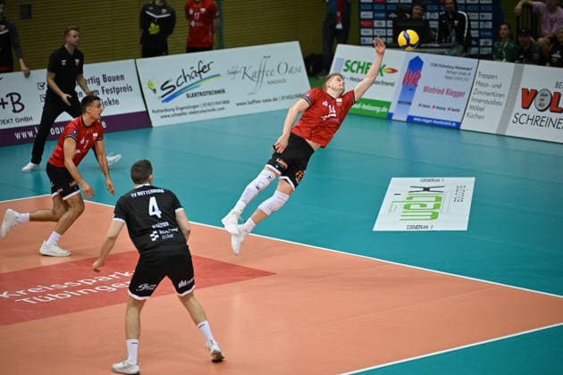 Timon Schippmann (TV Rottenburg, 14), links Jan Scheuermann (TV Rottenburg, Trainer), Milan Kvrzic (TV Rottenburg, 07), Jakob Elsaesser (TV Rottenburg, 04) TV Rottenburg vs. FC Schuettorf 09, Volleyball, 2. Bundesliga, Playoff Halbfinale, Spiel 9, Saison 2025 2026, 11.04.2026, TV Rottenburg vs. FC Schuettorf 09, Volleyball, 2. Bundesliga, Playoff Halbfinale, Spiel 9, Saison 2025 2026, 11.04.2026 Rottenburg *** Timon Schippmann TV Rottenburg, 14 , left Jan Scheuermann TV Rottenburg, coach , Milan Kvrzic TV Rottenburg, 07 , Jakob Elsaesser TV Rottenburg, 04 TV Rottenburg vs FC Schuettorf 09, Volleyball, 2 Bundesliga, playoff semi-final, match 9, 2025 2026 season, 11 04 2026, TV Rottenburg vs FC Schuettorf 09, Volleyball, 2 Bundesliga, playoff semi-final, match 9, 2025 2026 season, 11 04 2026 Rottenburg Copyright: xEibner-Pressefoto RalphxKunzex EP_RKE