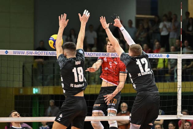 im Angriff: David Dornauf (TV Rottenburg, 05), im Block: Milan Pajkic (FC Schuettorf, 18), Felix Orthmann (FC Schuettorf, 12) TV Rottenburg vs. FC Schuettorf 09, Volleyball, 2. Bundesliga, Playoff Halbfinale, Spiel 9, Saison 2025 2026, 11.04.2026, TV Rottenburg vs. FC Schuettorf 09, Volleyball, 2. Bundesliga, Playoff Halbfinale, Spiel 9, Saison 2025 2026, 11.04.2026 Rottenburg *** in attack David Dornauf TV Rottenburg, 05 , in block Milan Pajkic FC Schuettorf, 18 , Felix Orthmann FC Schuettorf, 12 TV Rottenburg vs FC Schuettorf 09, Volleyball, 2 Bundesliga, Playoff semi-final, match 9, 2025 2026 season, 11 04 2026, TV Rottenburg vs FC Schuettorf 09, Volleyball, 2 Bundesliga, Playoff semi-final, match 9, 2025 2026 season, 11 04 2026 Rottenburg Copyright: xEibner-Pressefoto RalphxKunzex EP_RKE