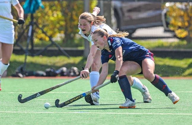 Feldhockey - 1. BL Damen - SC Frankfurt 1880 - Düsseldorfer HC- 11.04.26, Helen SCHOMBURGK (Frankfurt), Annika SCHÖNHOFF (DHC), - *** Field Hockey 1 BL Women SC Frankfurt 1880 Düsseldorfer HC 11 04 26, Helen SCHOMBURGK Frankfurt , Annika SCHÖNHOFF DHC ,