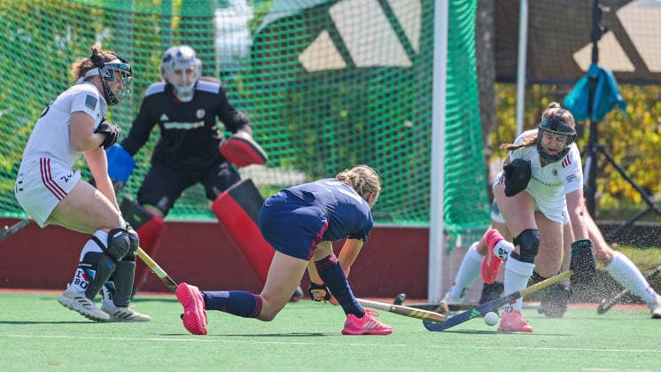 Feldhockey - 1. BL Damen - SC Frankfurt 1880 - Düsseldorfer HC- 11.04.26, Augen zu und in den Schuss von Lisa NOLTE (DHC) reingeworfen - Kim JETTER und Larissa STROH (Frankfurt), - *** Field Hockey 1 BL Women SC Frankfurt 1880 Düsseldorfer HC 11 04 26, Eyes closed and thrown into the shot by Lisa NOLTE DHC Kim JETTER and Larissa STROH Frankfurt ,