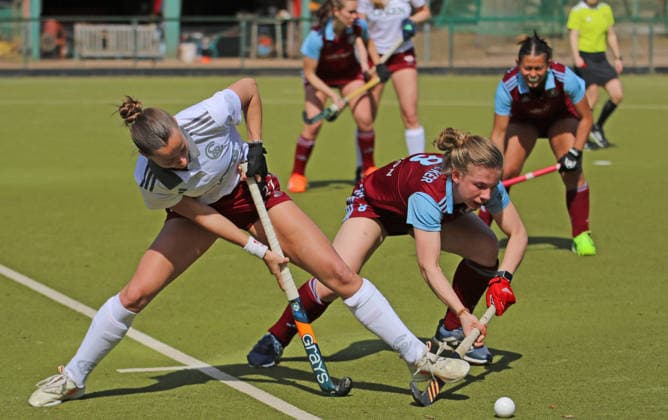 Feldhockey-Bundesliga der Damen: Paula Nahr (l.) vom Münchner SC tritt ihrer Gegenspielerin Johanna Seelmaecker (r.) vom UHC Hamburg während eines Zweikampfes ungewollt auf den Schläger. *** Womens Field Hockey Bundesliga Paula Nahr l from Munich SC unintentionally steps on the stick of her opponent Johanna Seelmaecker r from UHC Hamburg during a duel