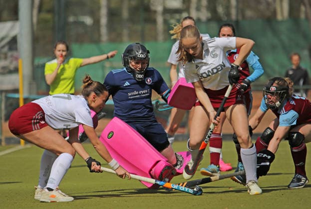 Feldhockey-Bundesliga der Damen: Feldhockey-Bundesliga der Damen: UHC-Torhüterin Mia Böhringer im Kampf um den Ball mit Paula Nahr (l.) und Lucia Rahm (r.) vom Münchner SC nach einer Kurzen Ecke für die Gäste. *** Womens Field Hockey Bundesliga Womens Field Hockey Bundesliga UHC goalkeeper Mia Böhringer battling for the ball with Paula Nahr l and Lucia Rahm r from Munich SC after a short corner for the visitors