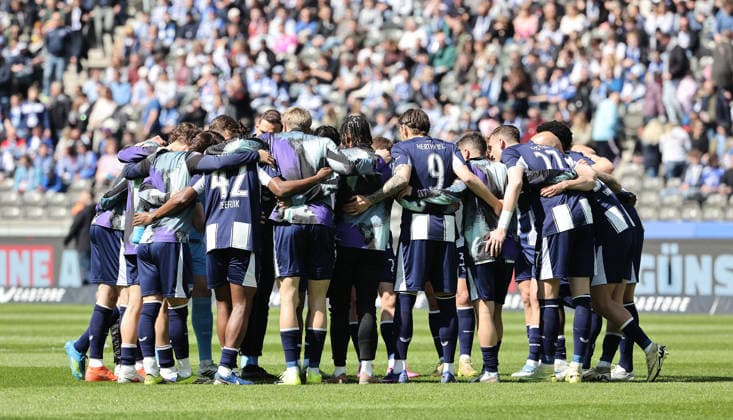 Berlin team circle before the start of the match swearing in, ritual Sport Football Soccer DFL 2 Bundesliga Men 29 Matchday Season 2025 2026 11 04 2026 Hertha BSC Berlin vs 1 FC Kaiserslautern FCK DFL regulations prohibit any use of photographs as image sequences and or quasi video