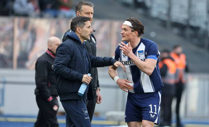 Coach Stefan Leitl talks to Fabian Reese Action upper body Sport Soccer Football DFL 2 Bundesliga Men 29 Matchday Season 2025 2026 11 04 2026 Hertha BSC Berlin vs 1 FC Kaiserslautern FCK DFL regulations prohibit any use of photographs as image sequences and or quasi video