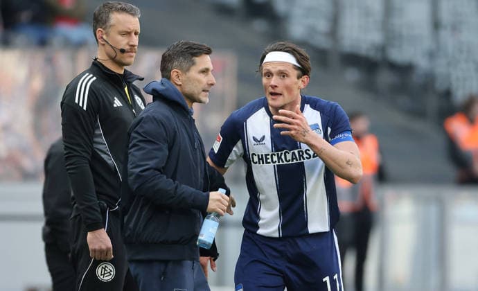 Coach Stefan Leitl talks to Fabian Reese Action upper body Sport Soccer Football DFL 2 Bundesliga Men 29 Matchday Season 2025 2026 11 04 2026 Hertha BSC Berlin vs 1 FC Kaiserslautern FCK DFL regulations prohibit any use of photographs as image sequences and or quasi video