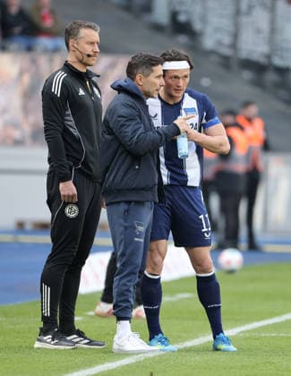 Coach Stefan Leitl talks to Fabian Reese Sport Soccer Football DFL 2 Bundesliga Men 29 Matchday Season 2025 2026 11 04 2026 Hertha BSC Berlin vs 1 FC Kaiserslautern FCK DFL regulations prohibit any use of photographs as image sequences and or quasi video