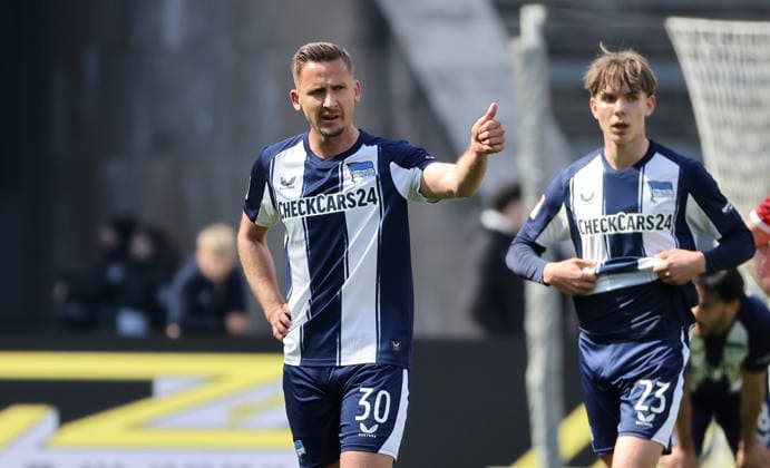 Paul Seguin shows thumbs up, Kennet Eichhorn action upper body Sports Football Soccer DFL 2 Bundesliga Men 29 Matchday Season 2025 2026 11 04 2026 Hertha BSC Berlin vs 1 FC Kaiserslautern FCK DFL regulations prohibit any use of photographs as image sequences and or quasi video