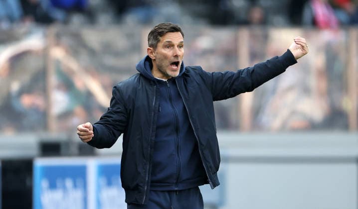 Coach Stefan Leitl pointing, gesturing action upper body Sport Football Soccer DFL 2 Bundesliga Men 29 Matchday Season 2025 2026 11 04 2026 Hertha BSC Berlin vs 1 FC Kaiserslautern FCK DFL regulations prohibit any use of photographs as image sequences and or quasi video