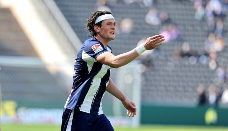 Fabian Reese pointing, gesturing Action upper body Sport Football Soccer DFL 2 Bundesliga Men 29 Matchday Season 2025 2026 11 04 2026 Hertha BSC Berlin vs 1 FC Kaiserslautern FCK DFL regulations prohibit any use of photographs as image sequences and or quasi video