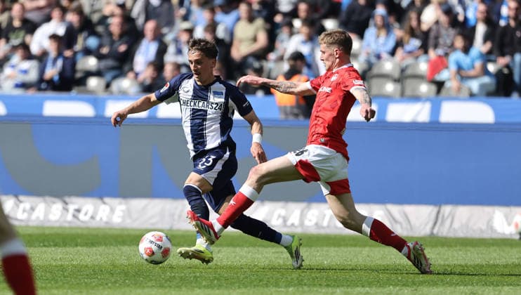 Michal Karbownik on the ball, Fabian Kunze duel Match scene Action Sport Soccer Football DFL 2 Bundesliga Men 29 Matchday Season 2025 2026 11 04 2026 Hertha BSC Berlin vs 1 FC Kaiserslautern FCK DFL regulations prohibit any use of photographs as image sequences and or quasi video