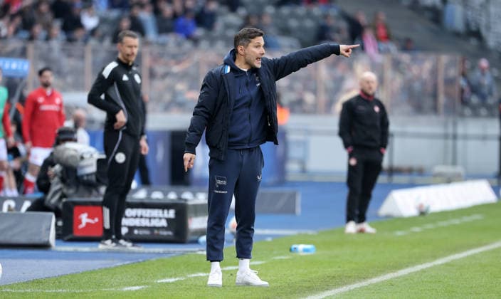 Coach Stefan Leitl gives instructions Single image Crop action Sport Soccer Football DFL 2 Bundesliga Men 29 Matchday Season 2025 2026 11 04 2026 Hertha BSC Berlin vs 1 FC Kaiserslautern FCK DFL regulations prohibit any use of photographs as image sequences and or quasi video