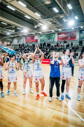 BB 1BL Women Syntainics MBC Lions BC Pharmaserv Marburg BC Pharmaserv Marburg cheer after the victory during the 2025 2026 season in the semi-final playoff in game 1 of 5 in the DBBL Toyota Bundesliga Syntainics MBC Lions and BC Pharmaserv Marburg at SWH Arena on April 11, 2026 in Halle Saale, Sachsen Anhalt, Germany