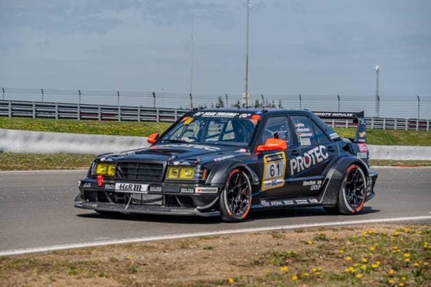 Sebastian Asch & Christian Gebhardt & Evald Holstad (HWA Engineering Speed) auf der Rennstrecke am Nürburgring Rennwagen mit Startnummer 61 am Nürburgring *** Sebastian Asch Christian Gebhardt Evald Holstad HWA Engineering Speed on the Nürburgring race track Race car with starting number 61 at the Nürburgring Copyright: xMichaelxSchäferx