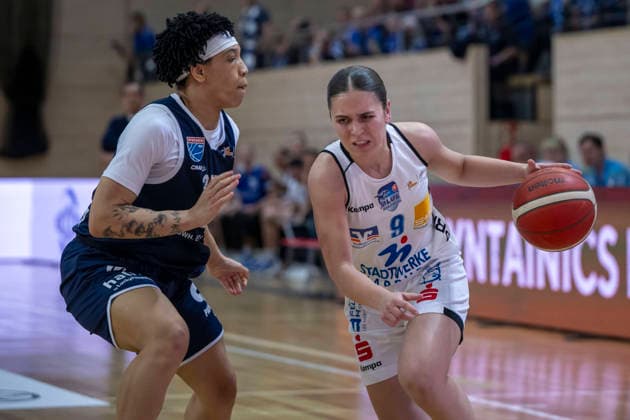 Toyota DBBL 2025 2026 - Syntainics MBC vs.BC Marburg Blue Dolphins Playoff Halbfinale, Game 1 Halle Saale, Deutschland 11.April 2026: Im Bild:v.li. Liz Smith (Halle) und Marianna Byvatov (Marburg) Halle Saale swh.Arena Sachsen-Anhalt Deutschland