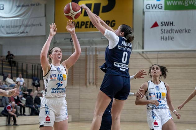Toyota DBBL 2025 2026 - Syntainics MBC vs.BC Marburg Blue Dolphins Playoff Halbfinale, Game 1 Halle Saale, Deutschland 11.April 2026: Im Bild:v.li.Allyson Fertig (Marburg) und Alexia Allesch (Halle) Halle Saale swh.Arena Sachsen-Anhalt Deutschland