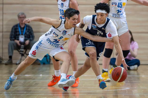 Toyota DBBL 2025 2026 Syntainics MBC vs BC Marburg Blue Dolphins Playoff Semifinal, Game 1 Halle Saale, Germany April 11, 2026 In the picture from left Ana Raimundo Marburg and Liz Smith Halle Halle Saale swh Arena Sachsen Anhalt Germany