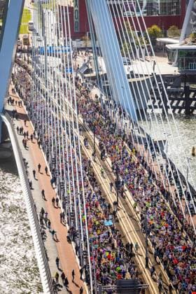 ROTTERDAM - Runners cross the Erasmus Bridge during the 45th edition of the Rotterdam Marathon. The race also serves as the Dutch National Championship. JEFFREY GROENEWEG ANP xVIxANPxSportx xxANPxIVx 555607551 originalFilename: 555607551.jpg