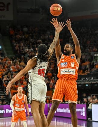 GER, BBL, ratiopharm Ulm vs BMA 365 Bamberg Baskets 11 04 2026, ratiopharm arena, Neu Ulm, GER, BBL, ratiopharm Ulm vs BMA 365 Bamberg Baskets, pictured Austin Matthew Crowle Bamberg, 85 , Malik Osborne Ulm, 10 nordphotoxGmbHx xHafner nph00200
