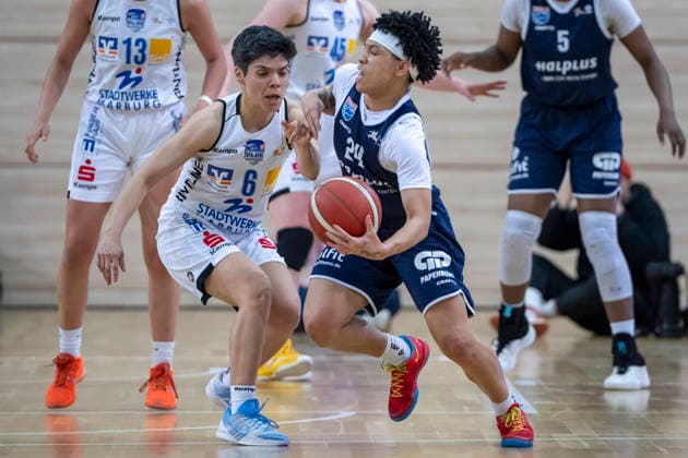 Toyota DBBL 2025 2026 Syntainics MBC vs BC Marburg Blue Dolphins Playoff Semifinal, Game 1 Halle Saale, Germany April 11, 2026 In the picture from left Ana Raimundo Marburg and Liz Smith Halle Halle Saale swh Arena Sachsen Anhalt Germany