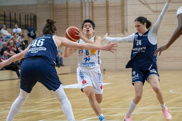 Toyota DBBL 2025 2026 Syntainics MBC vs BC Marburg Blue Dolphins Playoff Semifinal, Game 1 Halle Saale, Germany April 11, 2026 Pictured from left Romy Bär Baer Halle , Ana Raimundo Marburg and Katelyn Shumate Halle Halle Saale swh Arena Sachsen Anhalt Germany