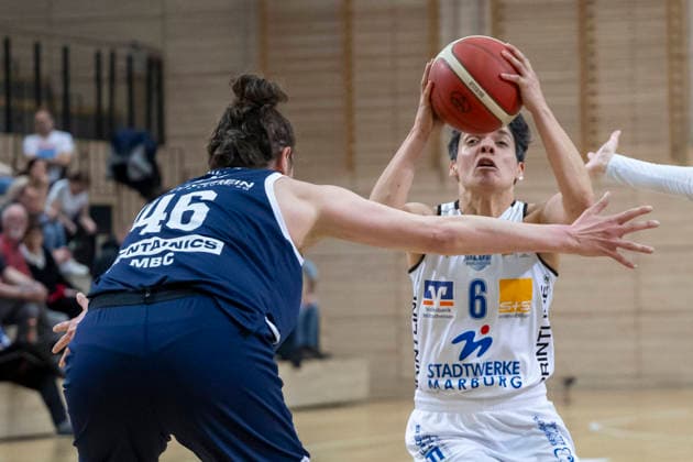 Toyota DBBL 2025 2026 Syntainics MBC vs BC Marburg Blue Dolphins Playoff Semifinal, Game 1 Halle Saale, Germany April 11, 2026 In the picture from left Romy Bär Baer Halle and Ana Raimundo Marburg Halle Saale swh Arena Sachsen Anhalt Germany
