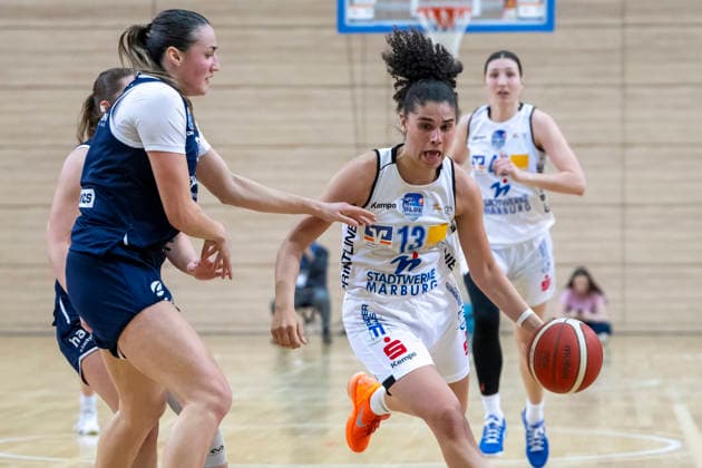 Toyota DBBL 2025 2026 Syntainics MBC vs BC Marburg Blue Dolphins Playoff Semifinal, Game 1 Halle Saale, Germany April 11, 2026 Pictured from left Alexia Allesch Halle and Sara Guerreiro Marburg Halle Saale swh Arena Sachsen Anhalt Germany