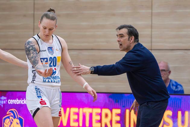 Toyota DBBL 2025 2026 Syntainics MBC vs BC Marburg Blue Dolphins Playoff Semifinal, Game 1 Halle Saale, Germany April 11, 2026 In the picture from left Lea Debeljak Marburg and coach Jose Araujo Marburg gestures, gestures, gestures, Halle Saale swh Arena Sachsen Anhalt Germany