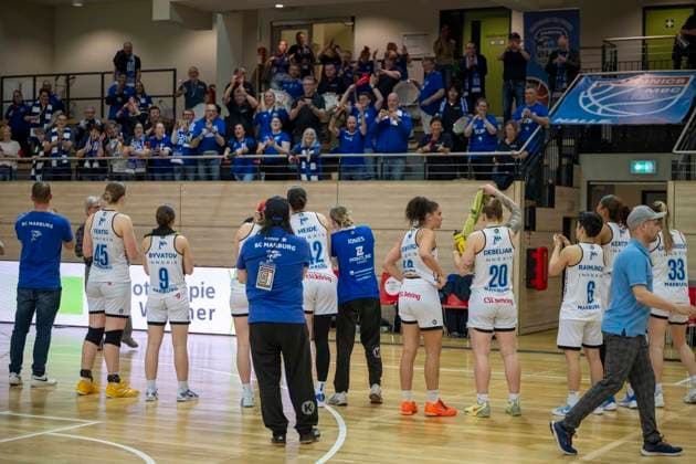 Toyota DBBL 2025 2026 Syntainics MBC vs BC Marburg Blue Dolphins Playoff Semifinal, Game 1 Halle Saale, Germany April 11, 2026 In the picture The Marburg team celebrates their victory in Halle in the first playoff game Final cheer, final cheer, emotion, joy, Halle Saale swh Arena Sachsen Anhalt Germany