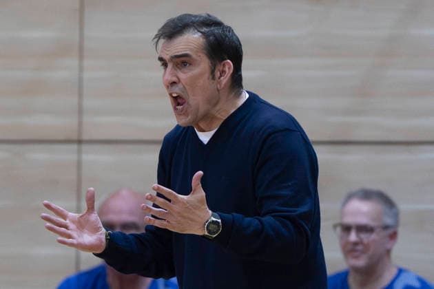 Toyota DBBL 2025 2026 Syntainics MBC vs BC Marburg Blue Dolphins Playoff Semifinal, Game 1 Halle Saale, Germany April 11, 2026 In the picture coach Jose Araujo Marburg gestures, gestures, gesticulates, angry, angry, angry, angry, screams, raves, Halle Saale swh Arena Sachsen Anhalt Germany