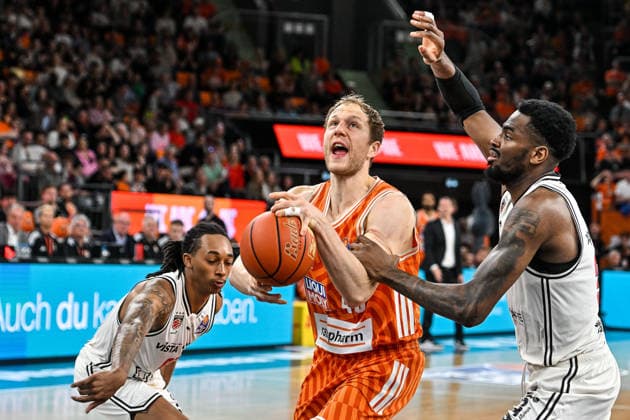 GER, BBL, ratiopharm Ulm vs BMA 365 Bamberg Baskets 11 04 2026, ratiopharm arena, Neu Ulm, GER, BBL, ratiopharm Ulm vs BMA 365 Bamberg Baskets, pictured Austin Matthew Crowle Bamberg, 85 , Christian Sengfelder Ulm, 43 , Ejiofor Onu Bamberg, 35 nordphotoxGmbHx xHafner nph00200