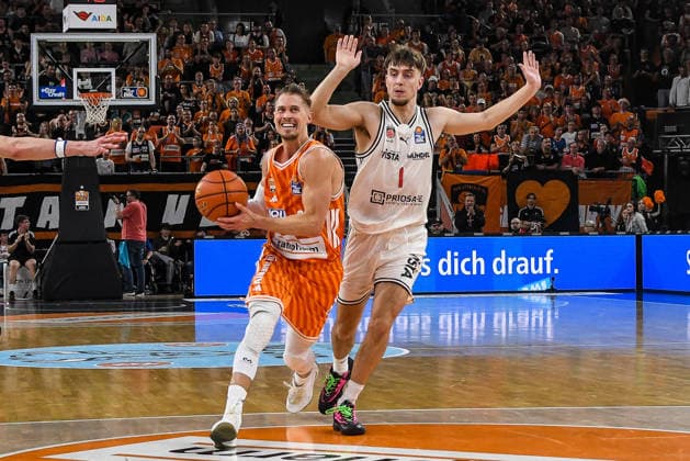 GER, BBL, ratiopharm Ulm vs BMA 365 Bamberg Baskets 11 04 2026, ratiopharm arena, Neu Ulm, GER, BBL, ratiopharm Ulm vs BMA 365 Bamberg Baskets, in the picture Thomas Klepeisz Ulm, 22 , Zachary Ensminger Bamberg, 1 nordphotoxGmbHx xHafner nph00200