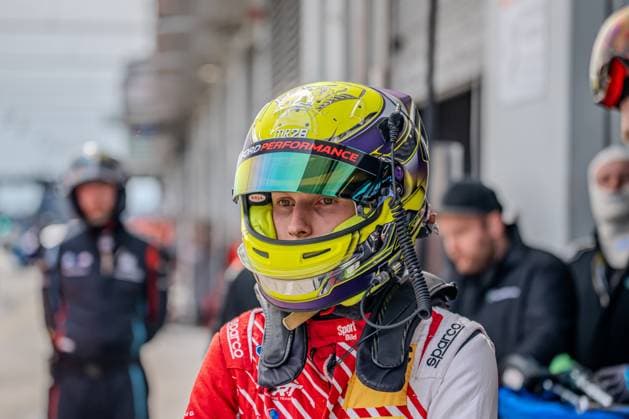 Max Reis in der Boxengasse am Nürburgring Rennfahrer in der Boxengasse am Nürburgring *** Max Reis in the pit lane at the Nürburgring Racing driver in the pit lane at the Nürburgring Copyright: xMichaelxSchäferx
