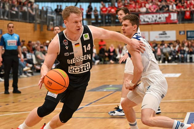 Luis König Figge, Niklas Geske 31. Spieltag, 2.Bundesliga Pro A, 46ers, Basketball, Basketball Saison 2025 2026, BBL, Deutschland, VfL SparkassenStars Bochum - Giessen 46ers, Gießen in schwarz, Bochum in weiß, Herren *** Luis König Figge, Niklas Geske 31 Matchday, 2 Bundesliga Pro A, 46ers, Basketball, Basketball season 2025 2026, BBL, Germany, VfL SparkassenStars Bochum Giessen 46ers, Giessen in black, Bochum in white, Men