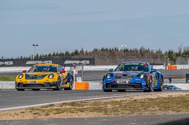 Chloe Chong & Fabienne Wohlwend & Janina Schall (Giti Titres Motorsport by WS Racing) und Jürgen Oehler & Leonidas Karavasili (Smyrlis Racing) fahren Seite an Seite auf der Rennstrecke am Nürburgring Spannendes Duell am Nürburgring *** Chloe Chong Fabienne Wohlwend Janina Schall Giti Titres Motorsport by WS Racing and Jürgen Oehler Leonidas Karavasili Smyrlis Racing drive side by side on the Nürburgring race track Exciting duel at the Nürburgring Copyright: xMichaelxSchäferx