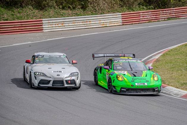 Marco Holzer & Björn Griesemann & Georg Griesemann (Manthey) und 519; Plusline Motorsport kämpfen in der Kurve am Nürburgring Spannendes Duell am Nürburgring *** Marco Holzer Björn Griesemann Georg Griesemann Manthey and 519 Plusline Motorsport battle in the corner at the Nürburgring Exciting duel at the Nürburgring Copyright: xMichaelxSchäferx