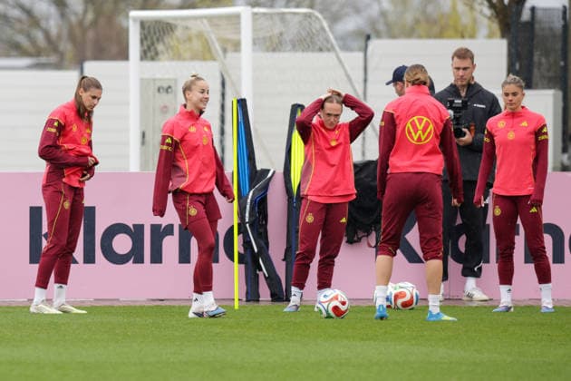 12 04 2026, xgrfx, Football DFB Media Dates, German Womens National Team Training f l Jule Brand, Giulia Gwinn, Lisanne Gräwe, Larissa Mühlhaus, Selina Cerci German Womens National Team DFL DFB REGULATIONS PROHIBIT ANY USE OF PHOTOGRAPHS as IMAGE SEQUENCES and or QUASI VIDEO Herzogenaurach